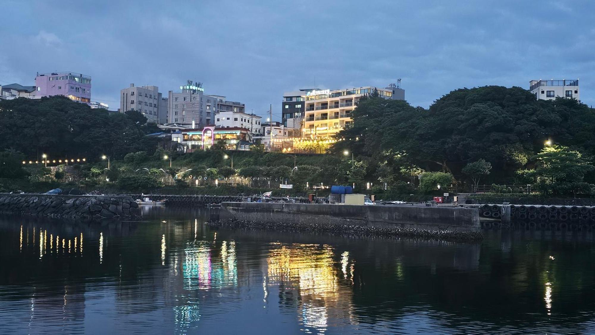 Cheonjiyeon Crystal Hotel Seogwipo Ngoại thất bức ảnh